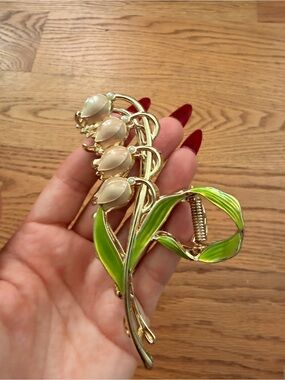 Vintage-Inspired Lily of the Valley Gold Tone Brooch with Green Enamel